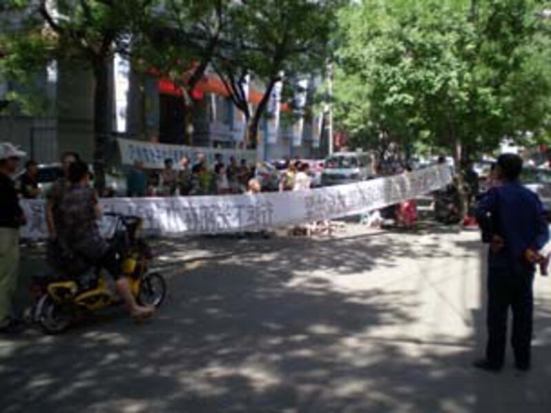 图片:西安第二印刷厂工人堵路抗议。(工人提供)