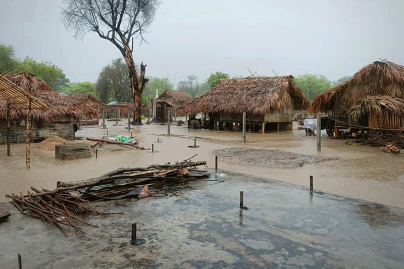 မုန်တိုင်းဒဏ်ခံခဲ့ရသည့် စစ်ကိုင်းတိုင်း၊ ဆားလင်းကြီးမြို့နယ်က စစ်ဘေးဒုက္ခသည်နေအိမ်များ ။ (Photo: Citizen Journalist)