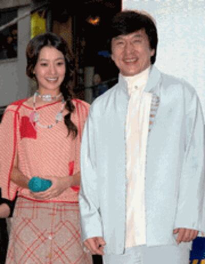 Tài tử Hồng Kông Thành Long và nữ tài tử Nam Hàn Kim Hee-Sun trong buổi ra mắt phim 'The Myth' tại Liên Hoan Phim Quốc Tế ở Busan ngày 07 tháng 10 năm 2005. AFP photo/HO/PIFF.