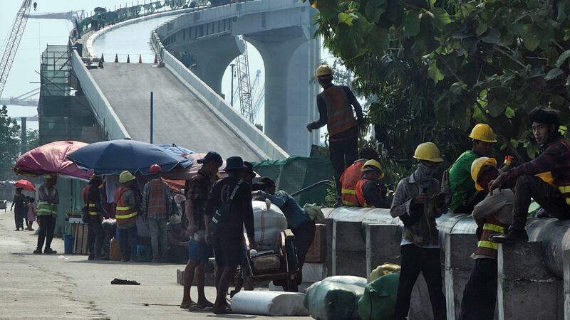 ရန်ကုန်မြို့ လမ်းမများပေါ်တွင် အလုပ်လုပ်နေကြသူများအား ၂၀၂၄ ခုနှစ် ဧပြီလ ၃၀ ရက်နေ့က တွေ့ရစဥ်။ (Photo: RFA)