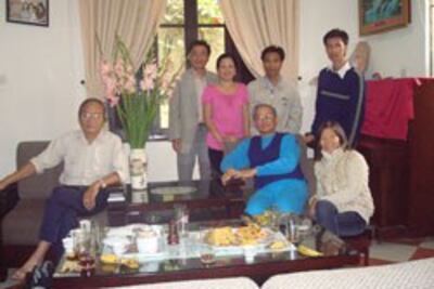 TS Nguyễn Thanh Giang và bạn hữu tại tư gia Tết 2008. File photo.