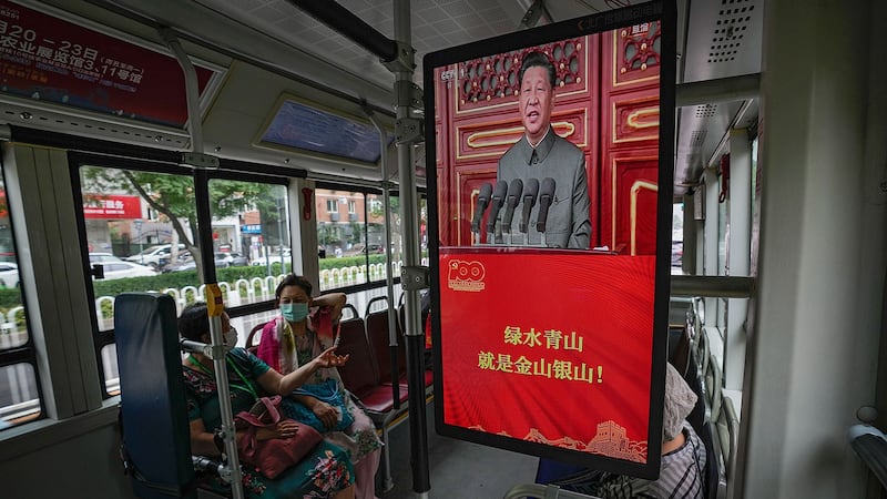 2021 年 7 月 1 日,视频屏幕显示习近平在北京天安门广场庆祝中国共产党成立 100 周年的活动中讲话。(美联社)