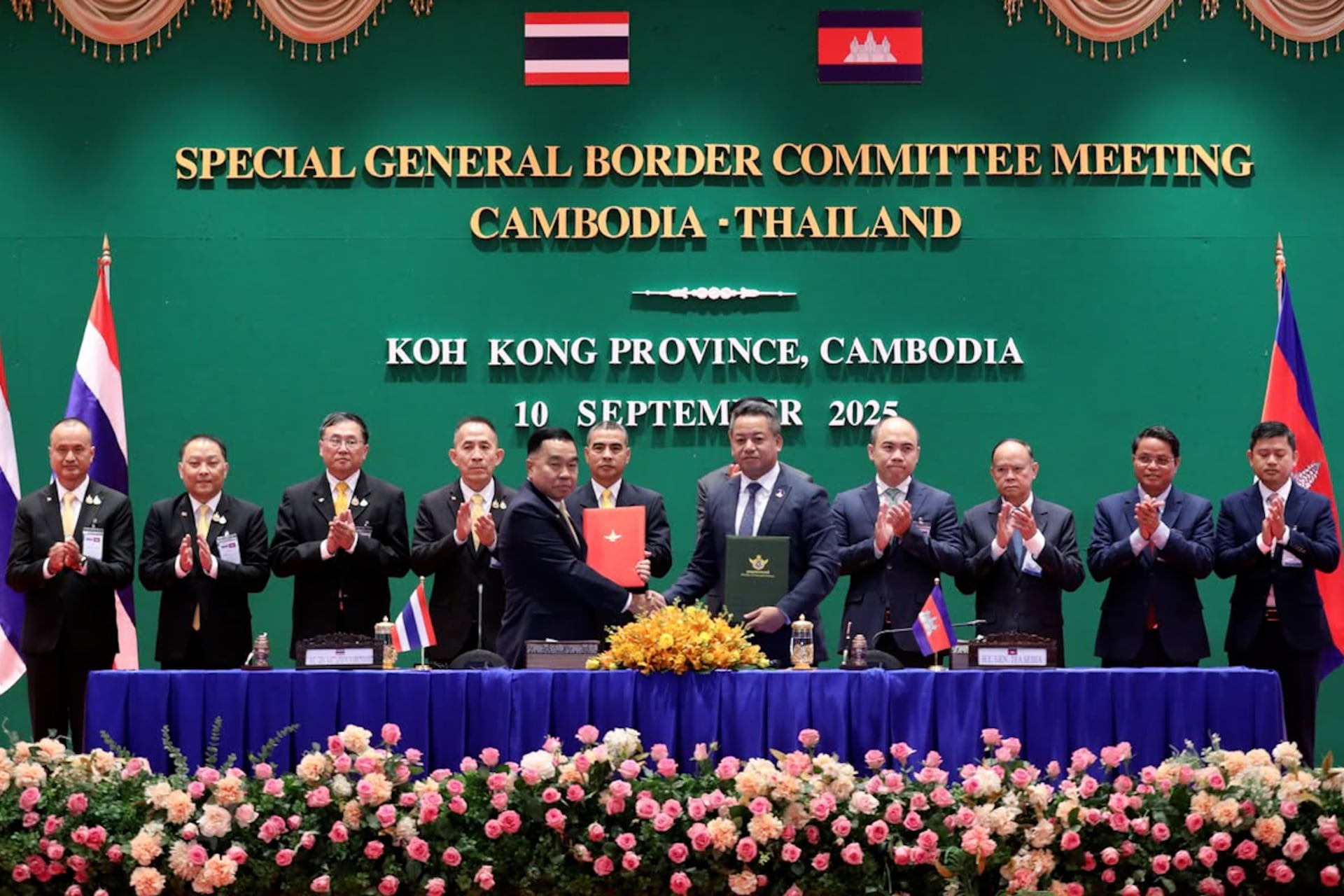 Cambodian Defence Minister General Tea Seiha (R) and Thai Deputy Defence Minister Nattaphon Narkpha-nit shake hands for photos after the special meeting of General Border Committee (GBC) in Koh Kong on September 10, 2025.