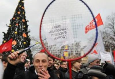 Hai người biểu tình ở St. Petersburg- Photo: RIA Novosti