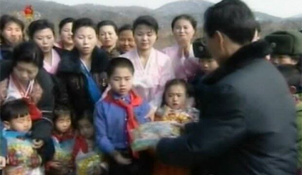 사진은 김정일의 생일을 기념해 북한 어린이들이 김정은 제1위원장의 사탕선물을 받는 모습.