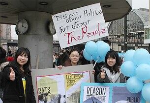 지난해 3월 독일 교포 2세 등 젊은이들이 베를린 알렉산더플라츠 광장에서 열린 중국내 탈북자 북한 강제 송환에 항의하는 시위에 참가해 피켓을 들고 포즈를 취하고 있다.
