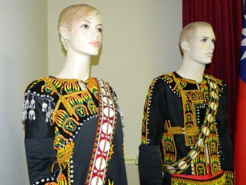 图片：“ 台湾你好” 活动当天安排美国人士穿着台湾原住民服饰展示。 (记者萧融拍摄)