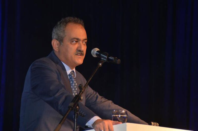 ئەنقەرەدە ئۆتكۈزۈلگەن دۇنيا كۆچمەنلەر كۈنىنى قۇتلۇقلاش پائالىيىتىدە تۈركىيە مائارىپ مىنىستىرى مەخمۇت ئۆزەر سۆزلىمەكتە. 2022-يىلى 18-دېكابىر، تۈركىيە.