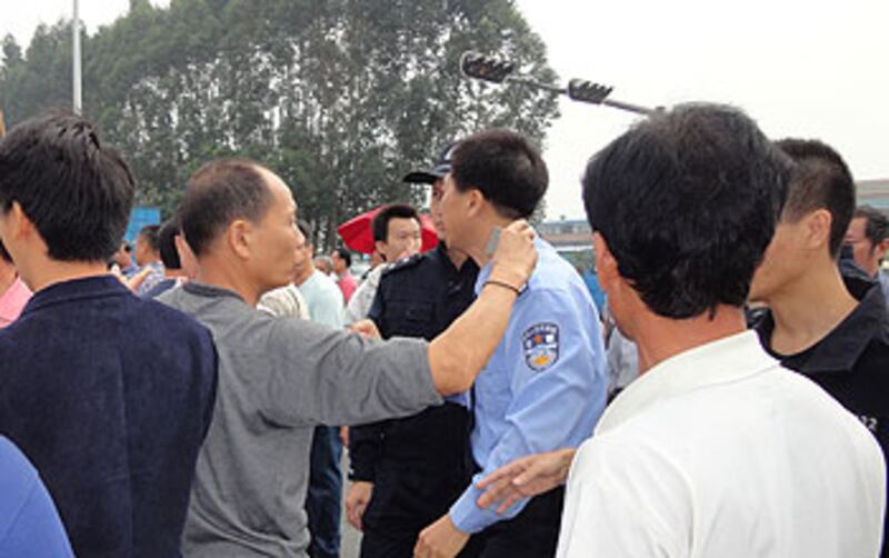 東莞新和社的村民在村委會抗議徵地腐敗，警察武力驅趕期間，與村民發生衝突。（村民提供）