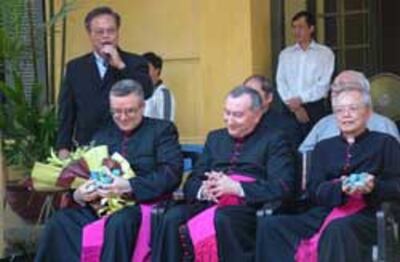 Đức Ông Barnabe Nguyễn Văn Phương (phải) cùng phái đoàn Vatican tham viếng Việt Nam hồi năm 2008. Photo courtesy Vietcatholic.