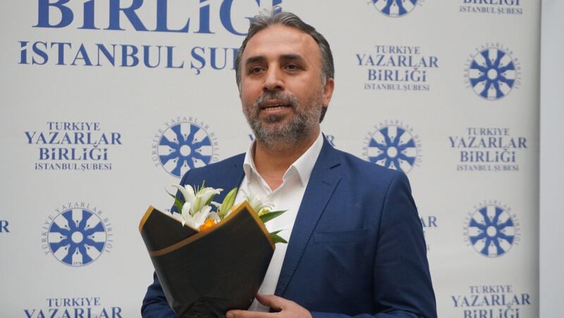 ئىستانبۇلدا ئېچىلغان تۈرك تىلى ماھارىتىنى يۈكسەلدۈرۈش كۇرسىنىڭ پۈتتۈرۈش گۇۋاھنامىسى تارقىتىش مۇراسىمىدا تۈركىيە يازغۇچىلار جەمئىيىتى ئىستانبۇل شۆبىسى رەئىسى مەخمۇت بېيىكلى ئەپەندى سۆز قىلماقتا. 2022-يىلى 6-فېۋرال، تۈركىيە.