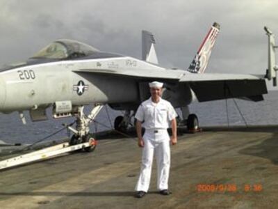Đặng Bảo Minh là hạ sĩ nhất chuyên viên vũ khítrên hàng không mẫu hạm USS Abraham Lincoln 72. Photo fr Jimmy Dang