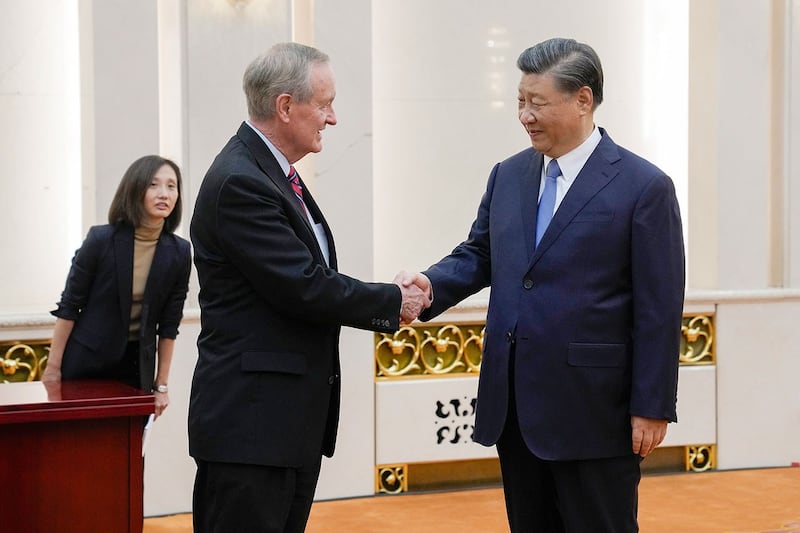 2023年 10月9日,中国国家主席习近平在人民大会堂会见美国国会参议院多数党领袖舒默率领的美国国会参议院两党代表团。(美联社)