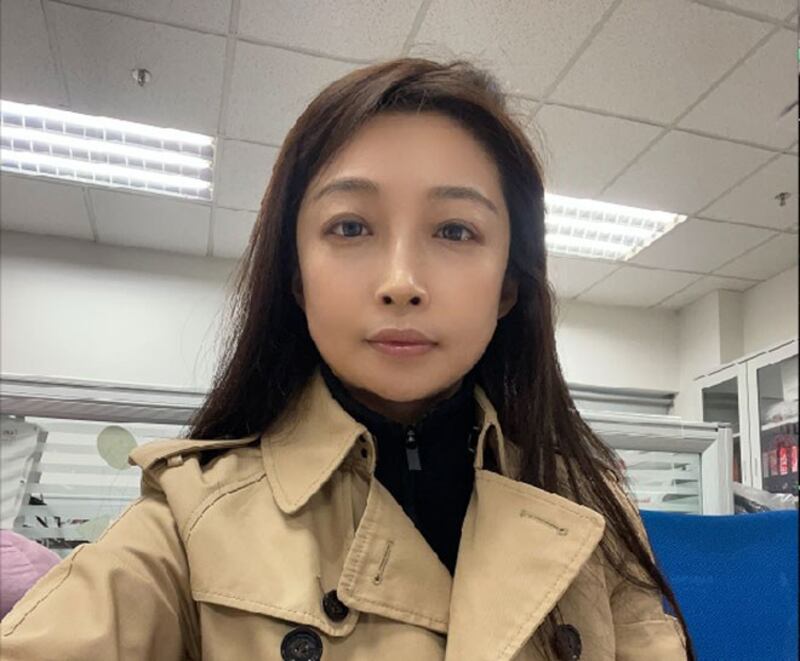 异议人士王爱忠任职航空公司乘务员的妻子王贺楠（图）疑似被“连坐”。（王贺楠独家提供，拍摄日期不详）