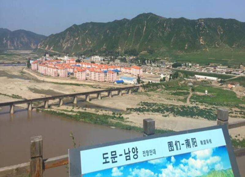 도문에서 바라본 북한 정경.
