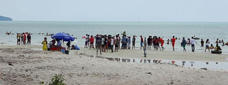 ភ្ញៀវ​ទេសចរ​ចូល​ទៅ​ទស្សនា​ឆ្នេរ​អូរឈើទាល និង​ឆ្នេរ​ទល់​មុខ​អតីត​ក្រុមហ៊ុន​អារីស្តុន ឬ​ឆ្នេរ​អូរឈើទាល​ទី​២ ខេត្ត​ព្រះសីហនុ កាល​ពី​ថ្ងៃ​សៅរ៍ ទី​១៤ ខែ​ឧសភា ឆ្នាំ​២០១៦។ RFA/Den Ayuthyea