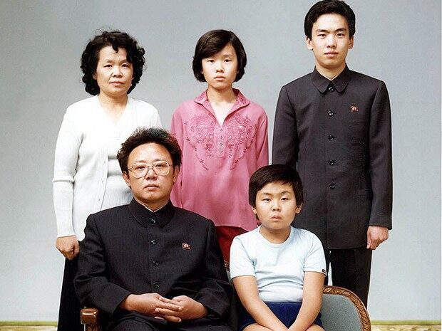 사진은 지난 1981년 8월 평양에서 촬영된 북한 김정일 국방위원장과 그의 장남 김정남(김 국방위원장 옆) 등이 함께 찍은 가족사진. 사진 뒤쪽 왼쪽부터 성혜랑과 그녀의 자녀 이남옥, 이일남(이한영).