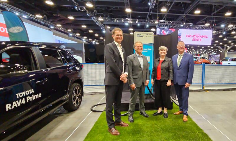 在今年的温哥华国际汽车展上，政府和企业代表力推电动汽车和充电桩设备的发展。 (记者柳飞拍摄)