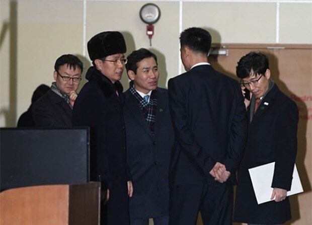 6일 강원도 동해시 묵호항 연안여객선터미널 인근 해안에 접안한 가운데 통일부 관계자와 북측 관계자들이 대화를 나누고 있다.