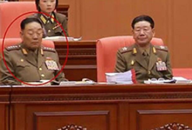 지난 4월 24일과 25일 인민군 훈련일꾼 대회에서 눈을 감은 채 고개를 숙이고 있는 현영철 인민무력부장(왼쪽 원안)과 황병서 군 총정치국장. 