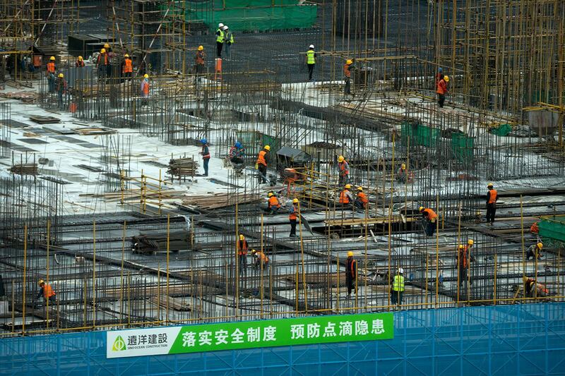 备受关注的房地产数据,跌幅进一步扩大,首7个月的全国房地产开发投资和销售面积,同比分别下滑8.5%和6.5%,单是住宅投资已同比下跌7.6%。(美联社资料图片)