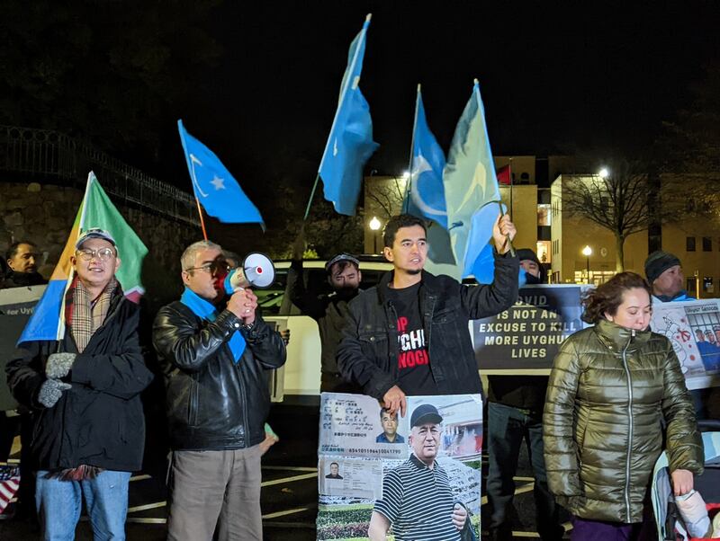 十多位维吾尔和华裔民运人士在中国驻美大使馆外举行抗议示威，声援中国爆发的“白纸运动”。（记者陈品洁摄影）