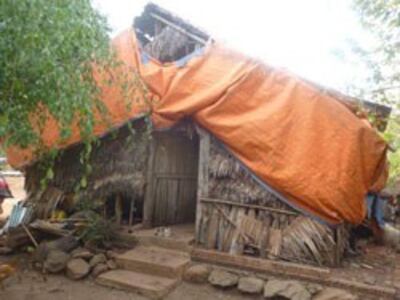 Một căn nhà lá của người dân vùng biên giới. Photo courtesy of HOPE