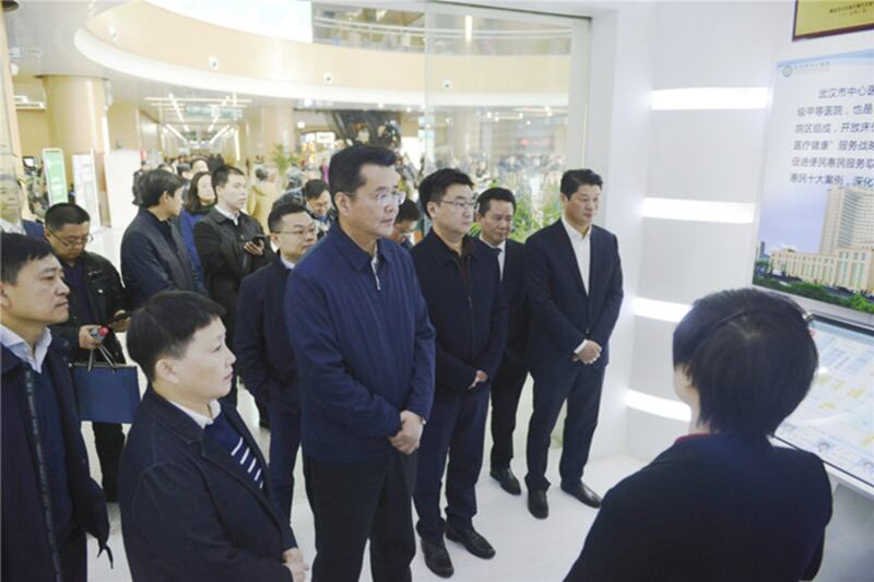 2019年12月27日,武漢市副市長陳邂馨和中心醫院高層在院內舉行一場政治秀。當日,武漢肺炎事件曝光。(武漢中心醫院官網)