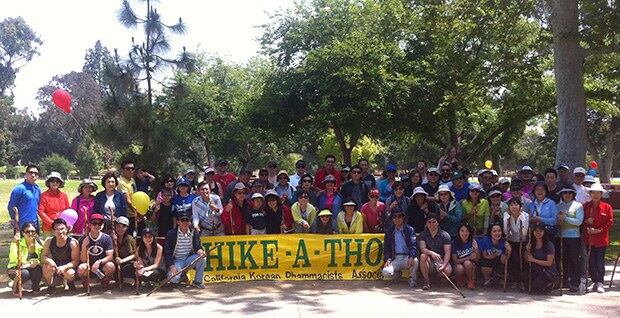 가주한인약사회 회원들이 하이커톤(Hike-A-Thon)행사에 앞서 기념촬영을 하고 있다.  