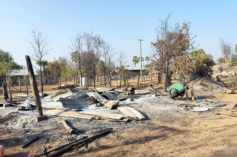 (မီးရှို့ခံရတဲ့ သပြေအေးကျေးရွာက နေအိမ်တွေကို တွေ့ရစဥ်) ဓါတ်ပုံ - ယင်းမာပင်မြို့နယ် သတင်းမှန်ပြန်ကြားရေး