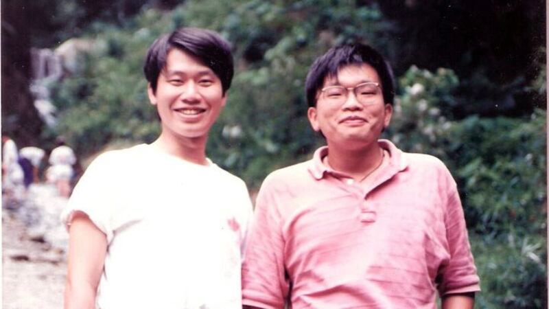 民进党籍立法委员沈发惠(左)1991年夏天,还是热血澎湃的学运青年,在谷关和社团开会留影。右为现在的立法院副院长蔡其昌。(沈发惠脸书)