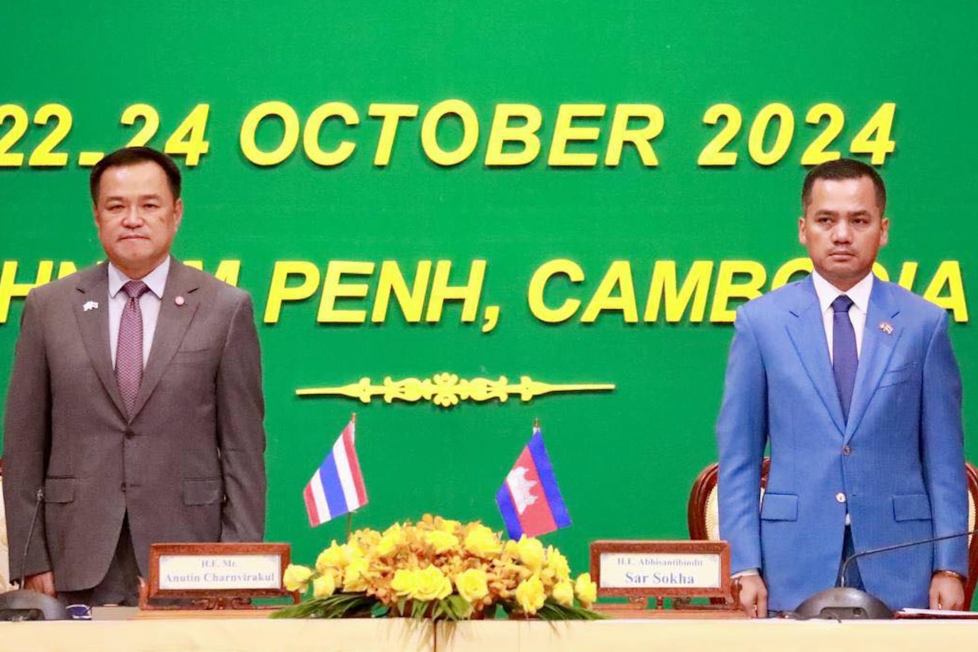 Thailand Interior Minister Anutin Charnvirakul (L) and Cambodian Interior Minister Sar Sokha in the 8th Meeting of The Governors of Cambodian-Thai Border Provinces in October 2024.