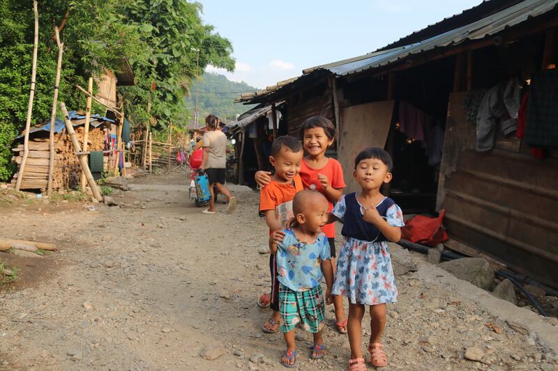 လိုင်ဇာမြို့နယ် ဝေကျိုင်ဒုက္ခသည်စခန်းမှာ လာရောက်ခိုလှုံနေကြသည့် စစ်ဘေးဒုက္ခသည်များကို ၂၀၂၃ ခုနှစ် ဇွန်လက တွေ့ရစဉ်။ (Photo: RFA)