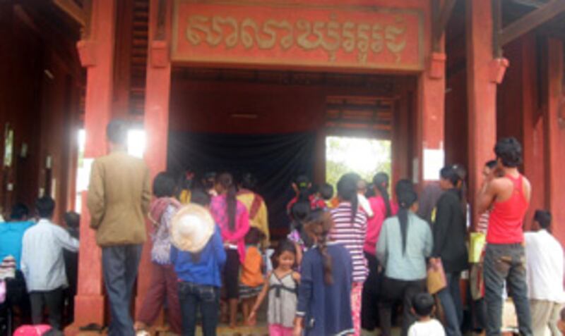 ប្រជាពលរដ្ឋ និង​កម្មករ​ដែល​រស់នៅ​លើ​ដី​ចម្ការ​កៅស៊ូ​រដ្ឋ នៅ​ឃុំ​អូរជុំ ស្រុក​អូរជុំ ខេត្ត​រតនគិរី នាំគ្នា​មក​សាលា​ឃុំ តវ៉ា​មិន​ព្រម​ធ្វើ​កិច្ច​សន្យា​ជាមួយ​ក្រុមហ៊ុន​ចម្ការ​កៅស៊ូ​រស់នៅ​លើ​ដី​រដ្ឋ​បណ្ដោះ​អាសន្ន កាល​ពី​ព្រឹក​ថ្ងៃ​ទី២៣ ខែ​មេសា ឆ្នាំ​២០១៣។