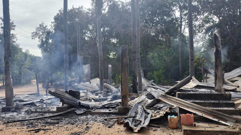 ပွင့်ဖြူမြို့နယ်တွင် မီးရှို့ဖျက်ဆီးမှုကြောင့် ပျက်စီးသွားသည့် အဆောက်အအုံအချို့အား ၂၀၂၄ ခုနှစ်၊ နိုဝင်ဘာလ ၂၉ ရက်နေ့က တွေ့ရစဥ်။ (Facebook/ မင်းဘူးခရိုင်အမှတ်လေးတပ်ရင်း ပွင့်ဖြူ အခြေစိုက်)
