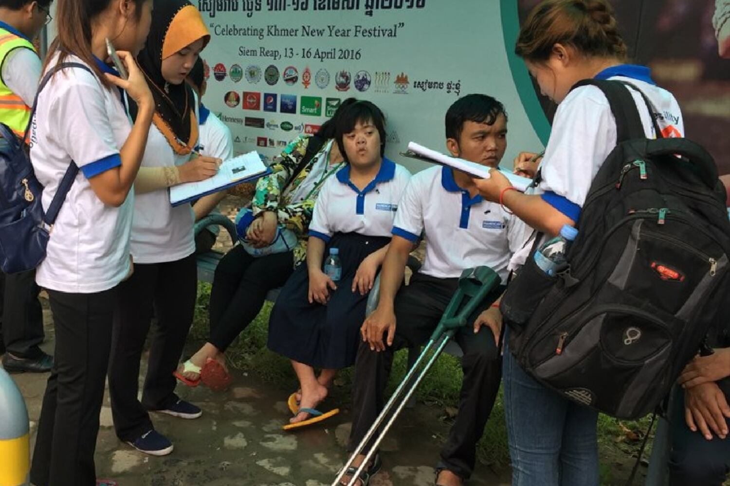 (រូបឯកសារ) ជនពិការរង់ចាំរថយន្តក្រុងនៅចំណតរថយន្តក្រុងផ្លូវព្រះមុនីវង្ស រាជធានីភ្នំពេញ ថ្ងៃទី៧ ខែវិច្ឆិកា ឆ្នាំ២០១៦។