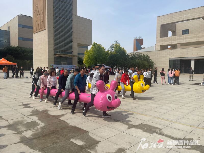 خىتايلارنىڭ مىللىي بايرىمى بولغان «تاڭزوڭزا بايرىمى» يەنى «دۇەنۋۇ بايرىمى» (ئەجدىھا قولۋاق بايرىمى) نىڭ ئۇيغۇر دىيارىنىڭ ھەرقايسى جايلىرىدا داغدۇغىلىق ئۆتكۈزۈلۈۋاتقانلىقىنىڭ بىر مىسالى. 2024-يىلى 4-ئىيۇن، سانجى.