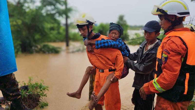 နေပြည်တော်မှ ရေဘေးဒုက္ခသည်များအား ၂၀၂၄ ခုနှစ်၊ စက်တင်ဘာလ ၁၂ နေ့က တွေ့ရစဉ်။ (Myanmar Fire Services Department Photo)