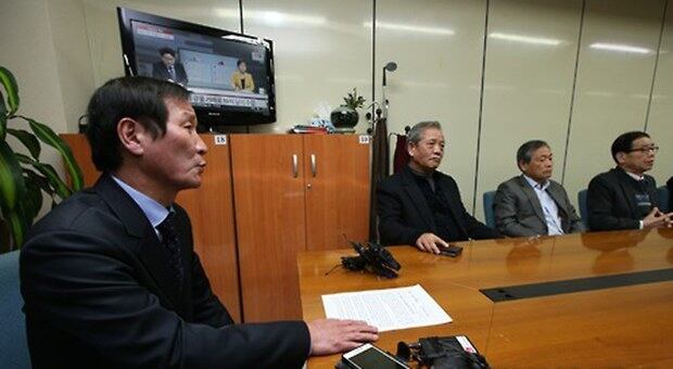 정부가 북한의 4차 핵실험과 장거리 미사일 발사에 대응해 개성공단 가동 전면 중단 결정을 내린 10일 오후 서울 여의도 개성공단기업협회에서 정기섭 회장이 대책회의를 마친 뒤 성명을 발표하고 있다.