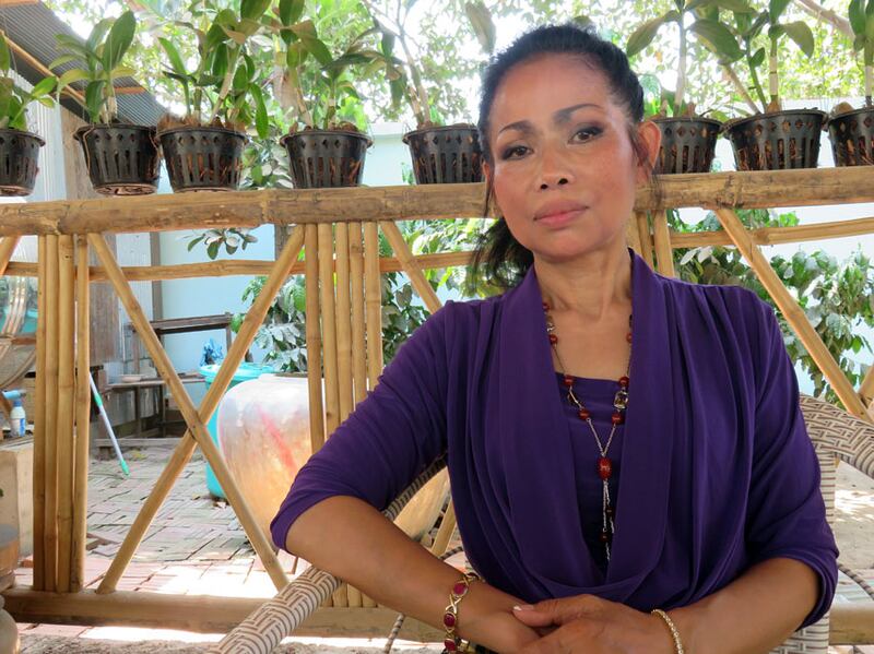 លោកស្រី គុណ លំអង ភរិយា លោក ហុង សុខហួរ សមាជិក​ព្រឹទ្ធសភា​បក្ស​សម រង្ស៊ី រូបថត​ថ្ងៃ​ទី​១២ ខែ​មេសា ឆ្នាំ​២០១៦។ RFA/San Sel