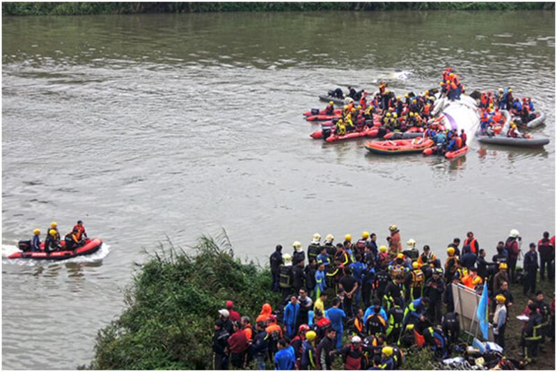 2015年2月4日，復興航空客機墜落台北市基隆河上，軍警派出近千人搜救。（粵語部鍾廣政攝）