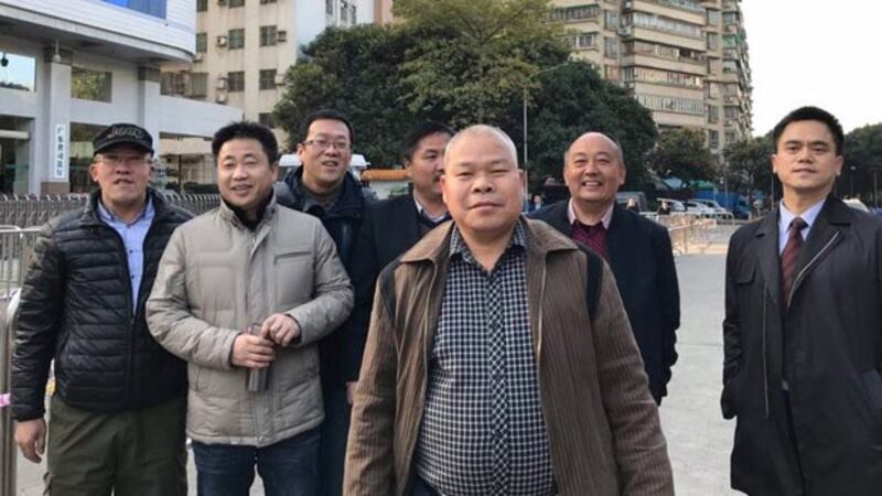 广西维权律师陈家鸿（前中）涉嫌“煽动颠覆国家政权”被羁押。（RFA资料图）