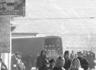TibetChinesePolice200.jpg