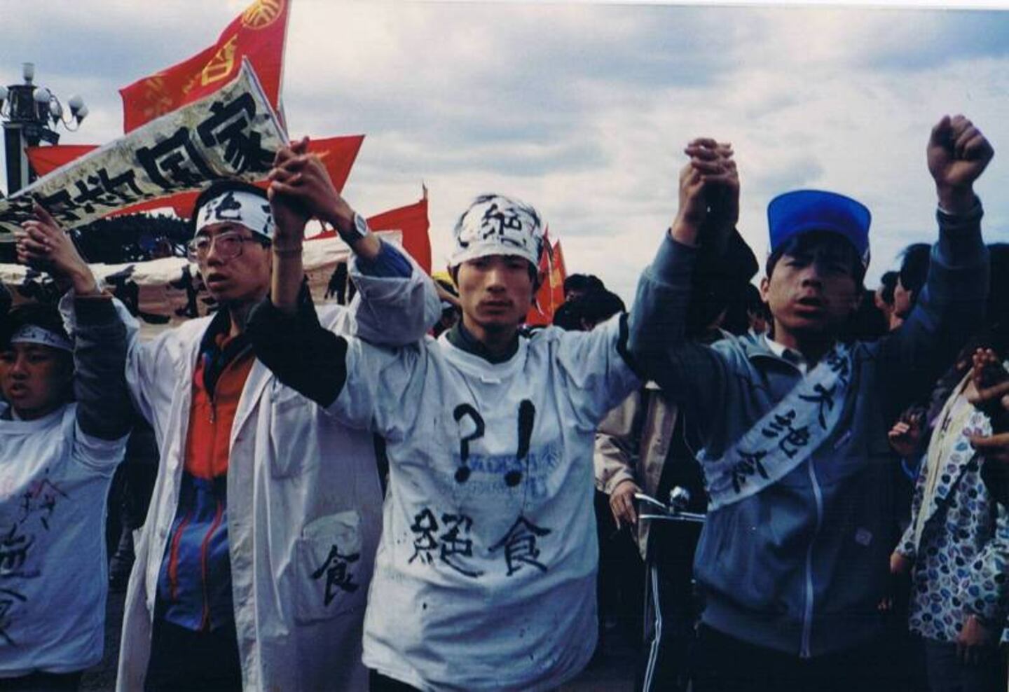 天安門絕食學生一邊絕食,一邊在天安門廣場進行集會演講,向社會表達自己的訴求。(六四紀念館圖片)