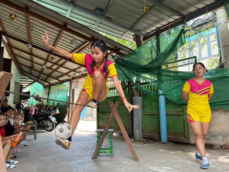 မန္တလေးမြို့မှ "ဆောင်းစံပါယ်ဖြူ" ရိုးရာခြင်းလုံးအသင်းအား ၂၀၂၄ ခုနှစ်၊ ဇူလိုင်လ ၁၀ ရက်နေ့က တွေ့ရစဉ်။ (RFA Photo)