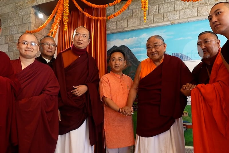 དཔལ་ས་སྐྱ་༧གོང་མ་ཁྲི་ཆེན་རིན་པོ་ཆེ་མཆོག་དང་། ཁྲི་འཛིན་ཞེ་གཅིག་པ། འབྲས་ལྗོངས་མངའ་སྡེའི་སྤྱི་ཁྱབ་བློན་ཆེན་མཆོག་དང་དགོན་གནས་བློན་ཆེན་ལྷན་རྒྱས་ཀྱི་སྐུ་པར། ༢༠༢༦།༡༠།༢༡