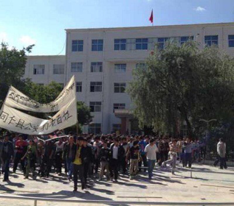 Tibetans protest in front of Rebgong county government buildings, Aug. 14, 2012. Photo courtesy of an RFA listener.