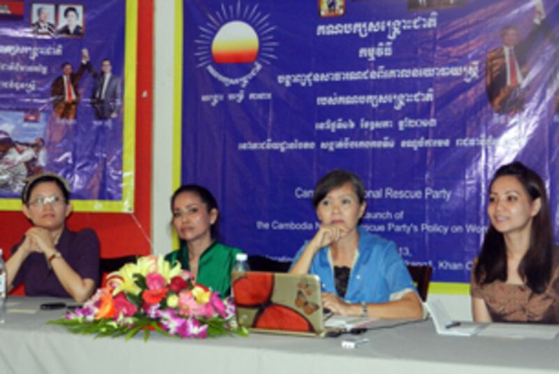 ចលនាស្ត្រីគណបក្សសង្គ្រោះជាតិ បង្ហាញគោលនយោបាយដែលធានាលើកស្ទួយសិទ្ធិស្ត្រី នាភោជនីយដ្ឋានបៃតង ក្នុងរាជធានីភ្នំពេញ នៅថ្ងៃទី១៦ ខែឧសភា ឆ្នាំ២០១៣។