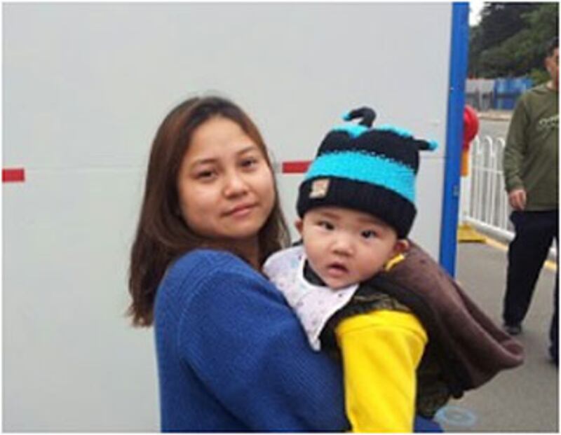 王登朝的妻子李彥婷,及約八個月大的兒子。(網民公民小彪提供)