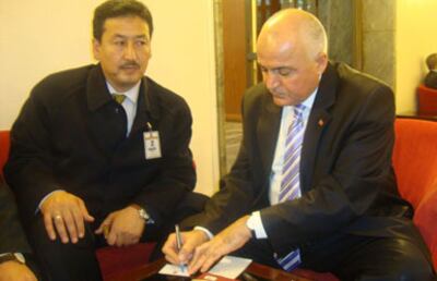 parlament-ezasigha-uyghur-mesilisini-anglatmaqta-385.jpg